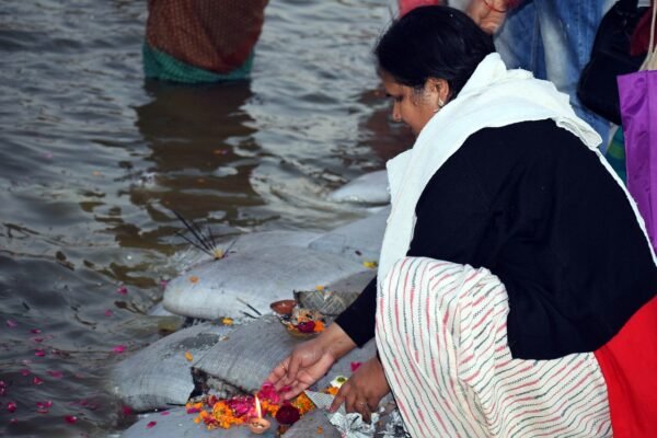 Room Share With Other Women Near Triveni Sangam